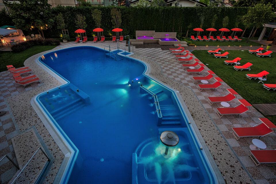 Piscina Allegra di sera